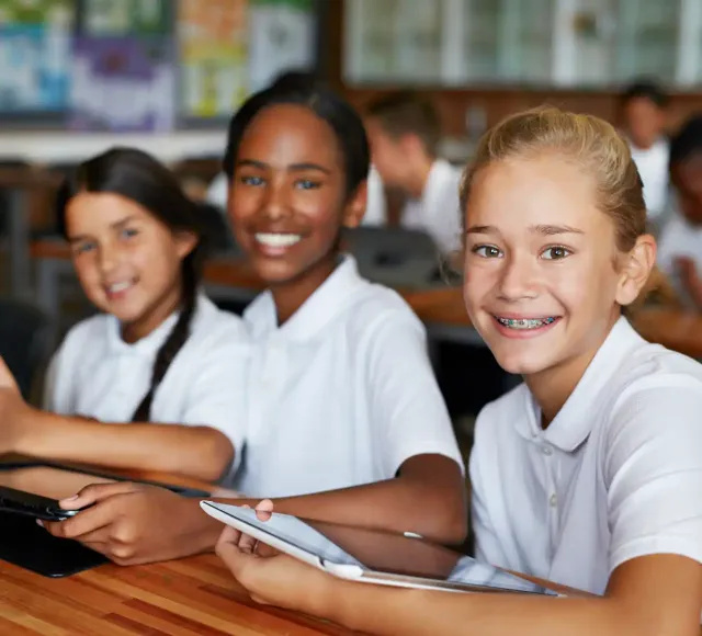 Enfants souriant utilisant une tablette