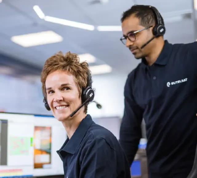 Dos ingenieros trabajando frente a monitores