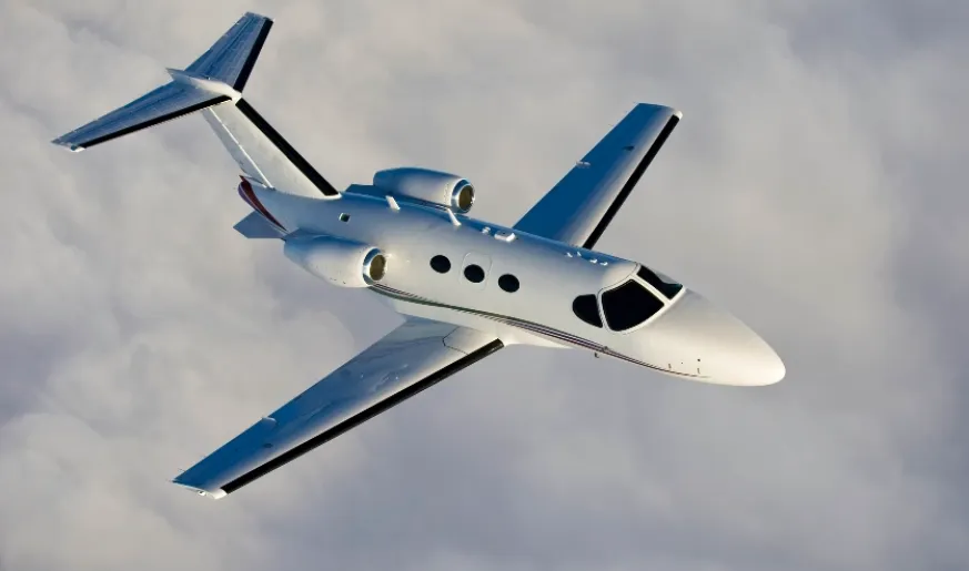 Connectivity for business aviation and private jets A private jet flies through the sky