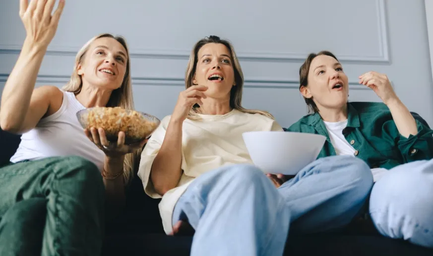 Video-Neighbourhoods_TxtCTA_Friends-watch-TV