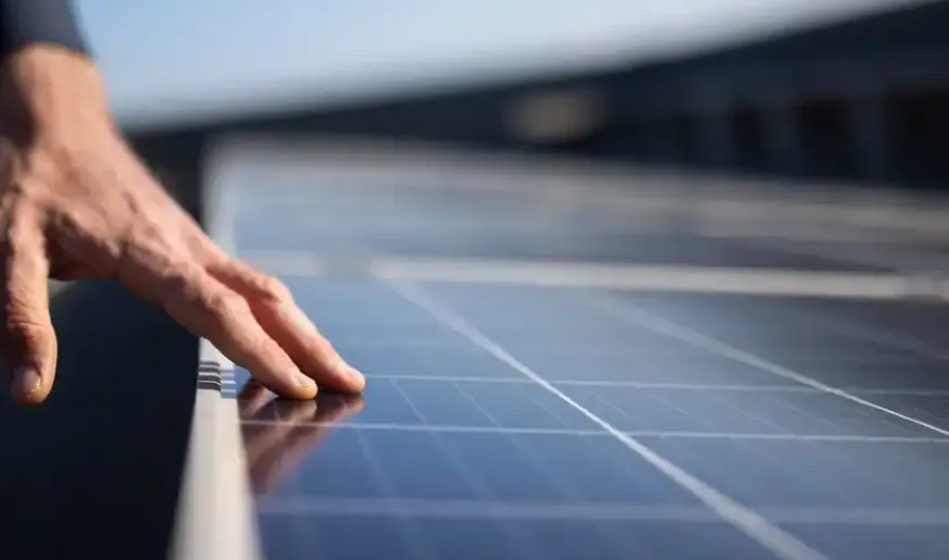 Photo a solar panel with a hand touching it Photo a solar panel with a hand touching it