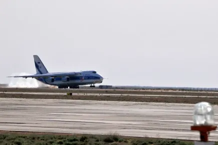 Avión que transporta la nave espacial EUTELSAT 7B aterrizando en el cosmódromo de Baikonur