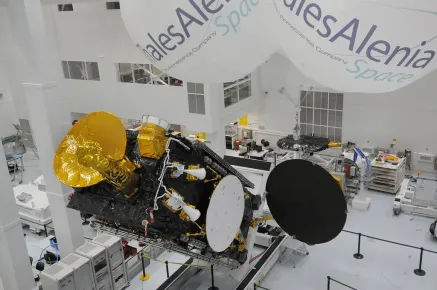 El satélite EUTELSAT 21B en la sala limpia