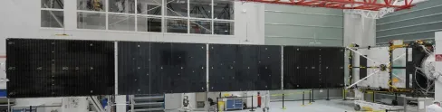 Paneles del satélite EUTELSAT 21B en la sala limpia