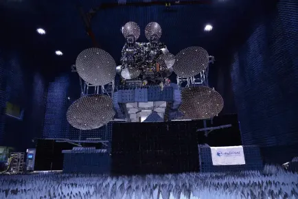 Prueba final de antena del satélite EUTELSAT 25B