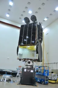 Satélite EUTELSAT 25B en pruebas de medición del Momento de Inercia del Centro de Gravedad (CGMOI), vertical