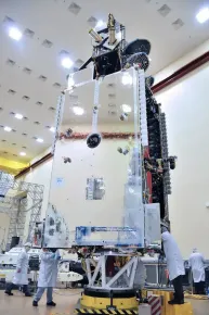 El satélite EUTELSAT 25B en la sala limpia