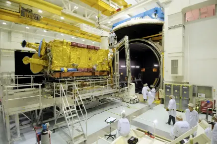 Satélite EUTELSAT 7B entrando en la cámara de vacío térmico para pruebas