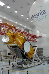 El satélite EUTELSAT 7B en la sala limpia