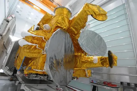 Preparación del satélite EUTELSAT 7B para su envío en contenedor de transporte