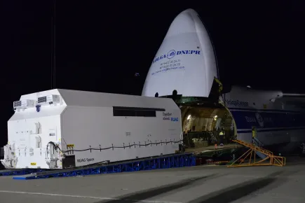 Embarque de la nave espacial EUTELSAT 25B en el avión hacia Kourou