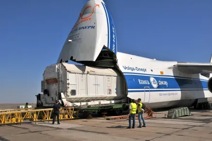 Descarga de la nave espacial EUTELSAT 7B en el cosmódromo de Baikonur desde el avión de transporte