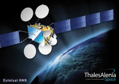 Visualización del satélite EUTELSAT 8 West B con un fondo de opción espacial en colaboración con Thales Alenia Space