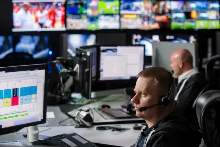 Un membre du personnel, travaillant au téléport de Paris-Rambouillet, supportant la bande passante