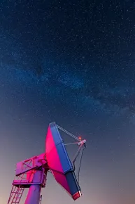 Une antenne satellite exposée la nuit sous les étoiles au téléport de Paris-Rambouillet d'Eutelsat