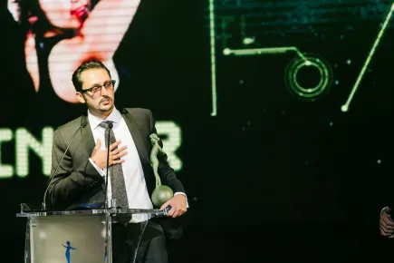 Alejandro Mercado, PDG de PXTV, recevant le Prix du Sport aux Eutelsat TV Awards 2015