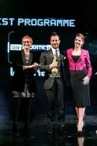Alessandra Comazzi (à gauche) avec Stefano Accorsi et Sonia Rovai de Sky Atlantic HD, remportant le Prix du Meilleur Programme pour la série '1992' aux Eutelsat TV Awards 2015