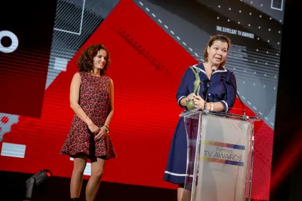 Alexandra Vasilieva (à droite), productrice générale, Dom Kino, remportant le Prix du Cinéma aux Eutelsat TV Awards 2016, avec Elodie Koby, directrice commerciale senior Europe et Amérique du Nord, Thales Alenia Space