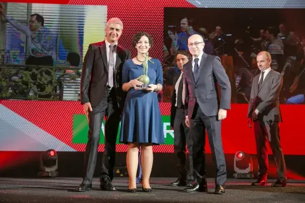 Amir Azimi, Rozita Lotfi, Amir Paivan, remportant le Prix du Meilleur Programme pour 'Iran's Nuclear Deal - The Inside Story' de la BBC lors des Eutelsat TV Awards 2016