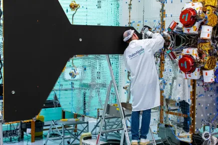 Un ingénieur travaillant sur le satellite EUTELSAT KONNECT dans la salle blanche (site de fabrication de Thales Alenia Space à Cannes, France)