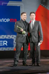 Andrey Tkachenko, président du conseil d'administration de Tricolor TV, remportant le prix spécial Eutelsat, avec Michel Azibert lors des Eutelsat TV Awards 2016