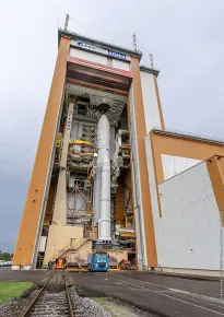 Ariane 5 en la zona de lanzamiento lista para el despegue con el satélite EUTELSAT 7C