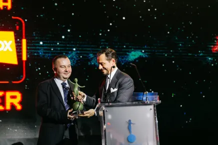 Boguslaw Kisielewski, Filmbox Arthouse, remportant dans la catégorie Cinéma, recevant le prix de Stefano Accorsi aux Eutelsat TV Awards 2015
