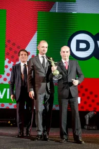 Christian Berger, directeur de 'Currentzis - The Classical Rebel and Comissioning Editor' de Deutsche Welle, avec Bernhard Fleische, remportant le prix du meilleur programme aux Eutelsat TV Awards 2016