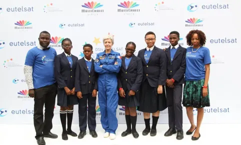 Claudie Haigneré avec des étudiants du programme de sensibilisation à Lagos (Nigeria) pour les DStv Eutelsat Star Awards 2016