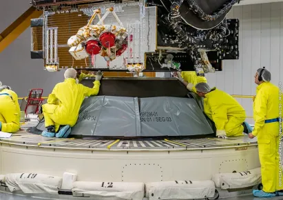 Acercamiento del satélite EUTELSAT 7C siendo bajado al lanzador