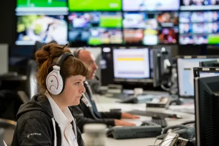 Gros plan d'un membre du personnel travaillant au CSC (Centre de Contrôle du Système de Communications), situé au téléport de Paris-Rambouillet d'Eutelsat