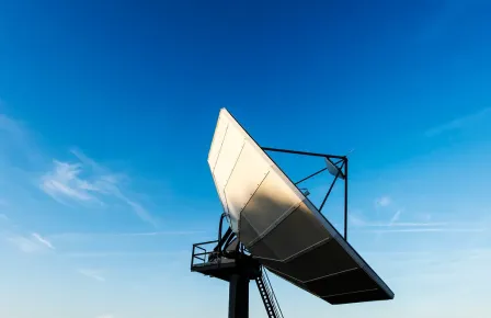 Gros plan d'une antenne satellite au téléport de Eutelsat à Paris-Rambouillet