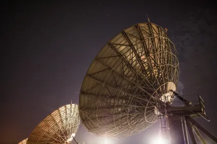 Primer plano de una antena satelital de noche en el telepuerto Eutelsat Skylogic Mediterráneo en Cagliari (Cerdeña)