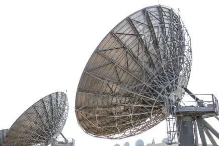 Primer plano de una antena satelital en el telepuerto Eutelsat Skylogic Mediterraneo en Cagliari (Cerdeña)