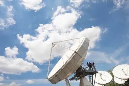 Primer plano de una antena satelital en el telepuerto Skylogic, ubicado en Turín