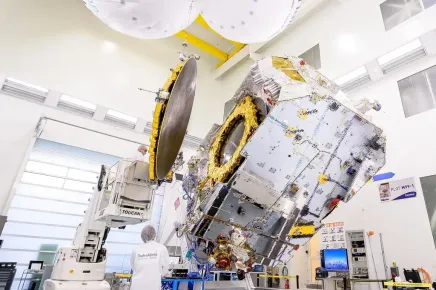 Gros plan du satellite EUTELSAT KONNECT dans la salle blanche (site de fabrication de Thales Alenia Space à Cannes, France)