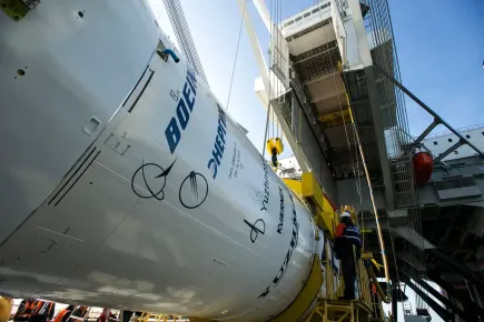 Gros plan du Sea Launch en cours de chargement sur l'Odyssey avant le lancement du satellite EUTELSAT 3B au port opérationnel de Sea Launch