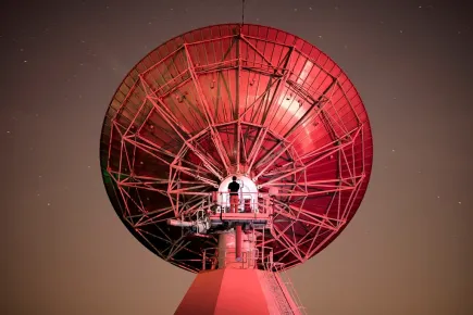 Vue arrière directe d'une antenne satellite de nuit au téléport de Paris-Rambouillet d'Eutelsat