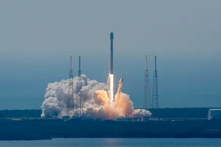 Plan lointain du lancement du satellite EUTELSAT 117 West B par SpaceX depuis Cape Canaveral