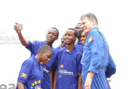 L'astronaute de l'ESA et président du jury Paolo Nespoli avec les étudiants du programme de sensibilisation à Kampala (Ouganda) pour les DStv Eutelsat Star Awards 2017