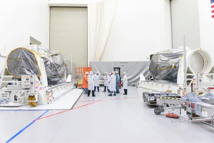 Satélite EUTELSAT 115 West B siendo envuelto en preparación para su envío mediante contenedores de transporte