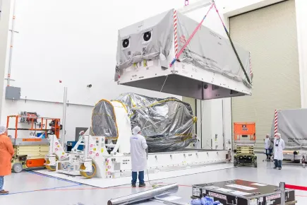 Satélite EUTELSAT 115 West B con el contenedor de transporte bajado en preparativos de envío
