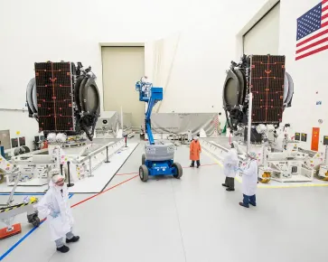 El satélite EUTELSAT 115 West B, junto con su compañero de viaje, está siendo preparado para el envío a través de contenedores de transporte