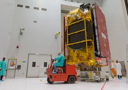 Satellite EUTELSAT 172B transféré dans le hall S5A de l'installation de préparation de satellites à la pointe de la technologie du centre spatial (Kourou, Guyane française)