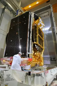 Préparation du satellite EUTELSAT 172B pour l'expédition dans le conteneur de transport