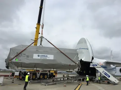 Expédition du satellite EUTELSAT 172B depuis l'aéroport de Toulouse (France) vers le port spatial européen de Kourou (Guyane française) dans un avion Antonov