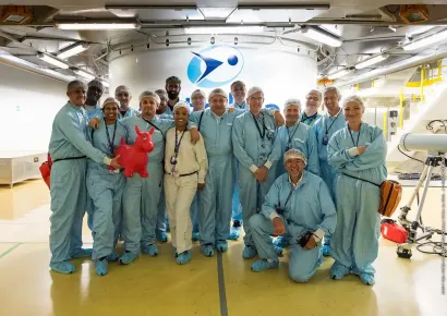 Membres de l'équipe du satellite EUTELSAT 172B devant la coiffe du lanceur Ariane 5 à l'intérieur du bâtiment d'assemblage final au Centre spatial (Kourou, Guyane française)