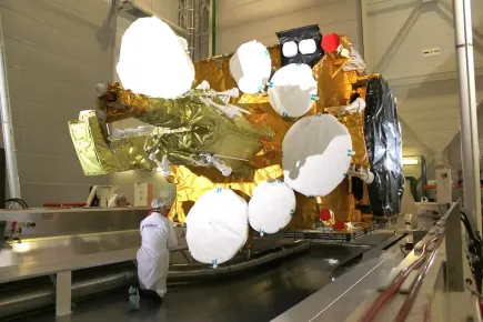 El satélite EUTELSAT 3B se está cargando en el contenedor para su traslado a Long Beach, California