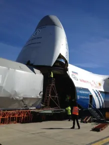 Satélite EUTELSAT 3B a ser carregado no avião (Antonov) para se dirigir à Califórnia