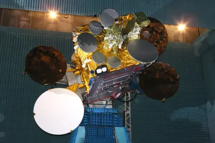 Satélite EUTELSAT 3B en la sala Mistral para pruebas mecánicas